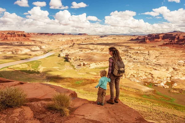 Matka Syn Cestuje Ameriky Ochozu Řeka Colorado — Stock fotografie