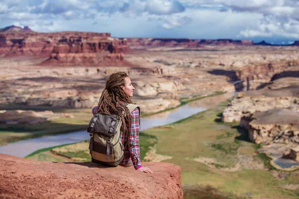 女性はコロラド川の展望台でアメリカに旅します — ストック写真