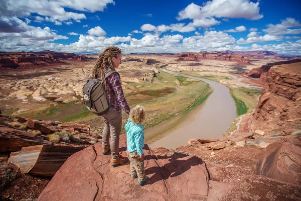 Matka Syn Cestuje Ameriky Ochozu Řeka Colorado — Stock fotografie
