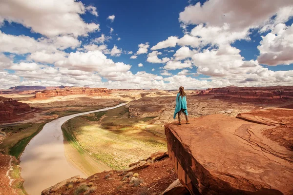 Kadın Amerika Colorado Nehri Gözlem Güverte Üzerinde Geçecek — Stok fotoğraf