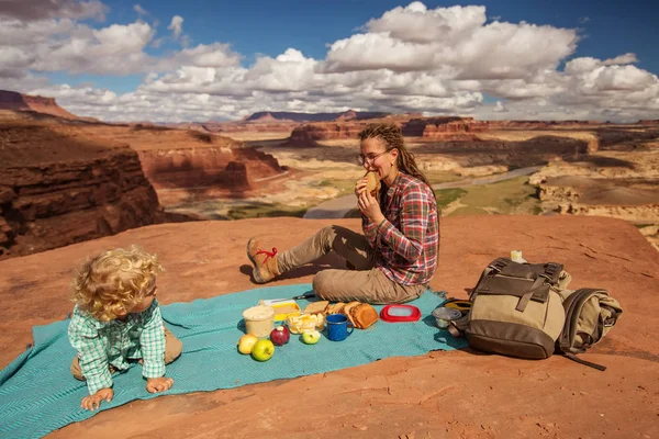 Ibu Dan Anak Yang Bahagia Sedang Piknik Saat Melakukan Perjalanan — Stok Foto
