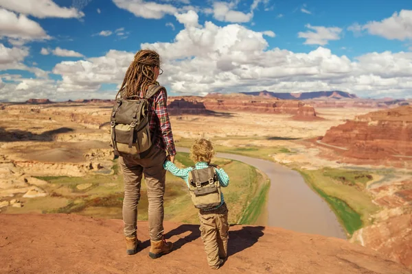 Ibu Dan Anak Melakukan Perjalanan Amerika Dek Observasi Sungai Colorado — Stok Foto