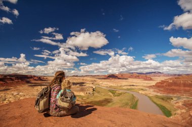 Anne ve oğlu seyahatlerinizde Amerika'ya Colorado Nehri gözlem güverte