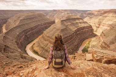 Kadın sakin ol Goosenecks state Park, ABD