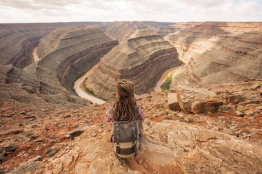 Kadın sakin ol Goosenecks state Park, ABD