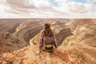 Kadın sakin ol Goosenecks state Park, ABD