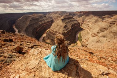 Kadın sakin ol Goosenecks state Park, ABD