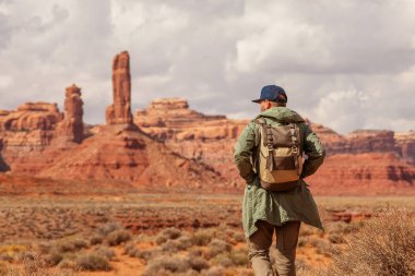 Uzun yürüyüşe çıkan kimse Valley of Gods, ABD