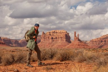 Uzun yürüyüşe çıkan kimse Valley of Gods, ABD