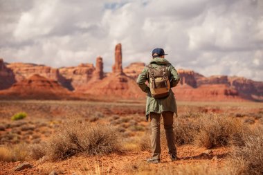 Uzun yürüyüşe çıkan kimse Valley of Gods, ABD