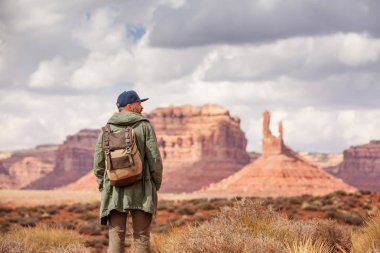 Uzun yürüyüşe çıkan kimse Valley of Gods, ABD