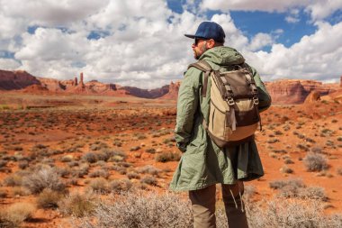 Uzun yürüyüşe çıkan kimse Valley of Gods, ABD