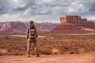 Uzun yürüyüşe çıkan kimse Valley of Gods, ABD