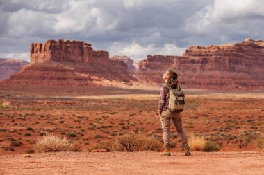 Uzun yürüyüşe çıkan kimse Valley of Gods, ABD
