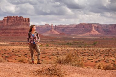 Uzun yürüyüşe çıkan kimse Valley of Gods, ABD