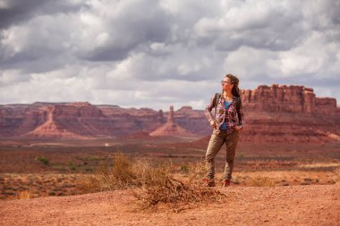 Uzun yürüyüşe çıkan kimse Valley of Gods, ABD