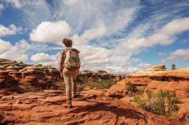 Uzun yürüyüşe çıkan kimse Canyonlands Milli Parkı'nda, Utah gökyüzünde iğneler,