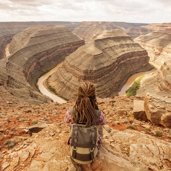 Kadın sakin ol Goosenecks state Park, ABD — Stok fotoğraf