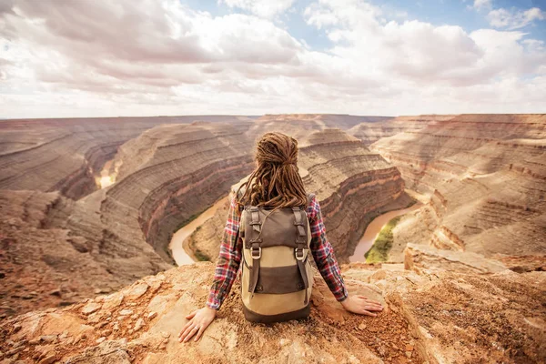 Kadın sakin ol Goosenecks state Park, ABD