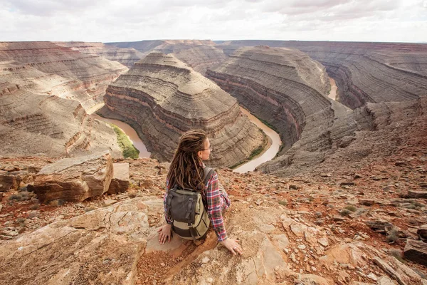 Mulher relaxar em Goosenecks State Park, EUA — Fotografia de Stock