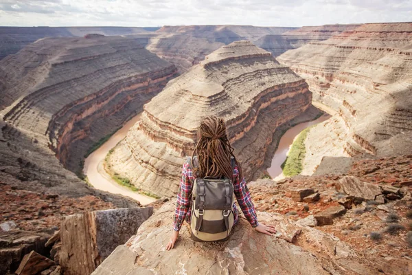 Mulher relaxar em Goosenecks State Park, EUA — Fotografia de Stock