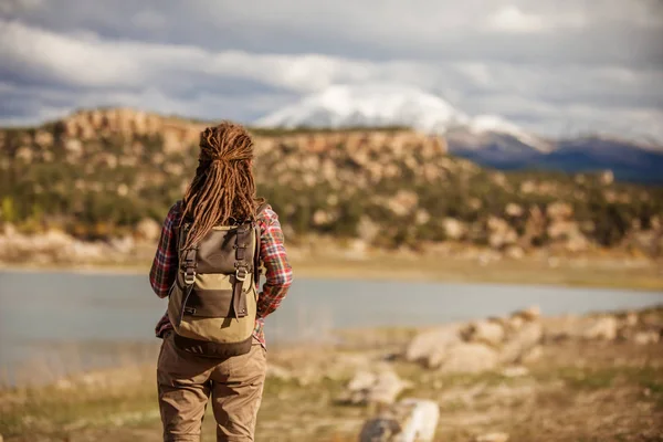 The girl travels to America in the autumn — Stock Photo, Image