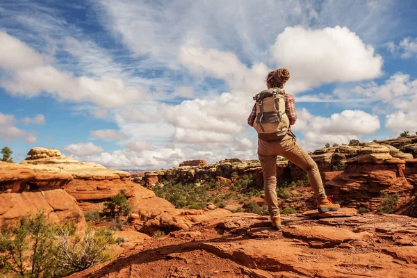 Caminhante no Parque Nacional Canyonlands, agulhas no céu, em Utah , — Fotografia de Stock