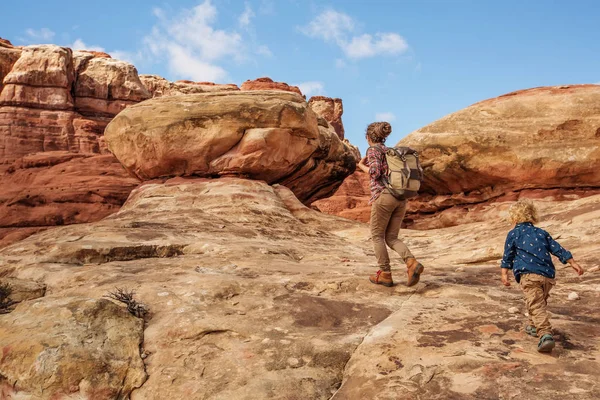 Hiker med pojke i Canyonlands nationalpark, nålar i himlen, — Stockfoto