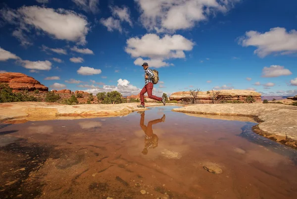 Caminhante no Parque Nacional Canyonlands, agulhas no céu, em Utah , — Fotografia de Stock