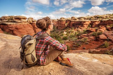 Uzun yürüyüşe çıkan kimse Canyonlands Milli Parkı'nda, Utah gökyüzünde iğneler,