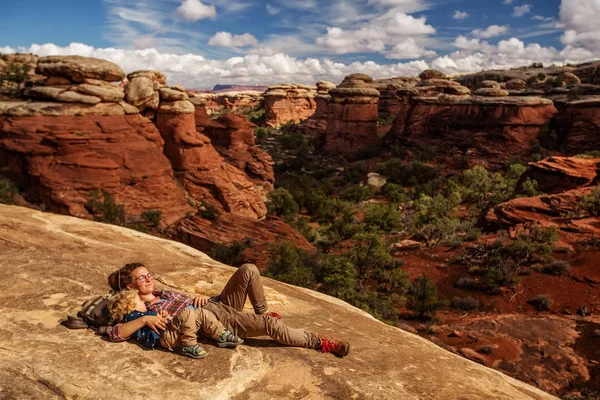 Hiker med pojke i Canyonlands nationalpark, nålar i himlen, — Stockfoto