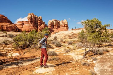 Uzun yürüyüşe çıkan kimse Canyonlands Milli Parkı'nda, Utah gökyüzünde iğneler,