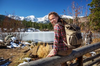 Uzun yürüyüşe çıkan kimse ABD Rocky Dağları Milli Parkı içinde