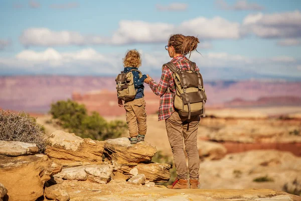 Hiker med pojke i Canyonlands nationalpark, nålar i himlen, — Stockfoto