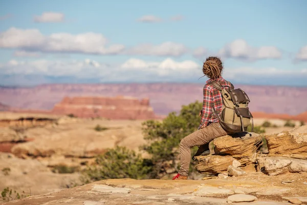 Caminante en el Parque Nacional Canyonlands, agujas en el cielo, en Utah , — Foto de Stock