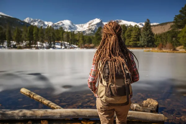 Hiker in Rocky mountains National park in USA — Stock Photo, Image