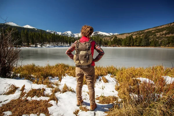 Hiker in Rocky mountains National park in USA — Stock Photo, Image