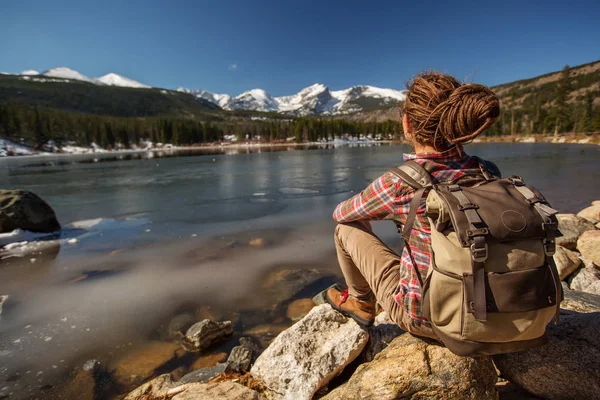 Hiker in Rocky mountains National park in USA — Stock Photo, Image