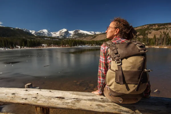 Турист в Скелястих горах Національного парку в США — стокове фото
