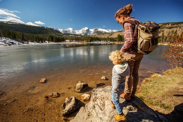 Keluarga di Rocky Mountain National Park di Amerika Serikat — Stok Foto