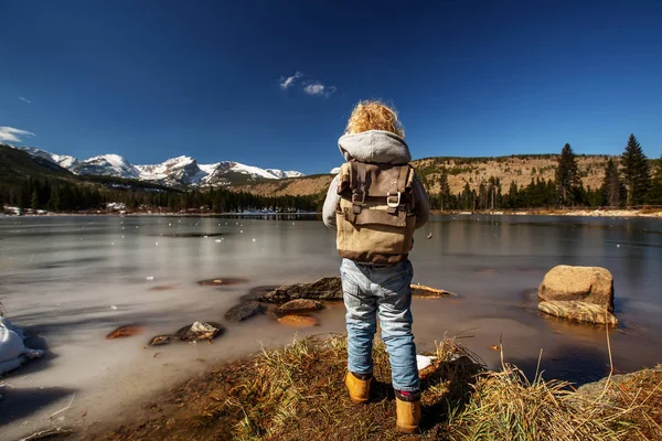 Hiker in Rocky mountains National park in USA — Stock Photo, Image