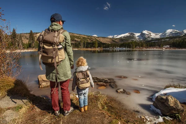 Family in Rocky mountains National park in USA — Stock Photo, Image