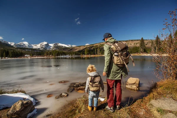 Family in Rocky mountains National park in USA — Stock Photo, Image