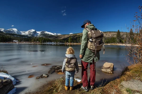 Rodina v Rocky mountains národním parku v Usa — Stock fotografie