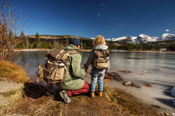 Keluarga di Rocky Mountain National Park di Amerika Serikat — Stok Foto