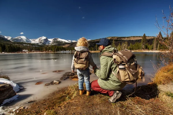 Family in Rocky mountains National park in USA — Stock Photo, Image