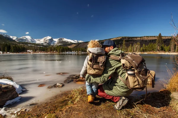 Family in Rocky mountains National park in USA — Stock Photo, Image