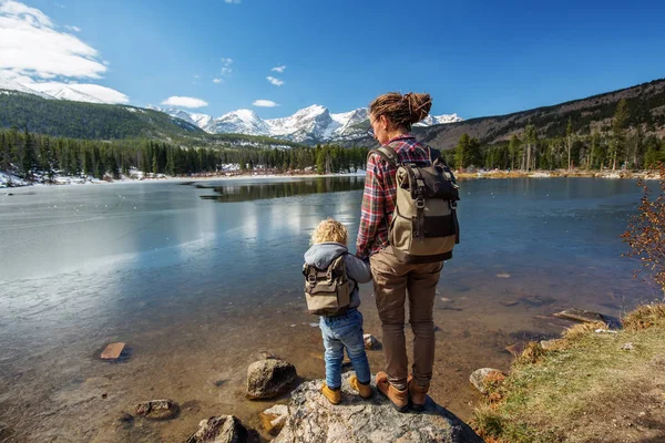 Keluarga di Rocky Mountain National Park di Amerika Serikat — Stok Foto