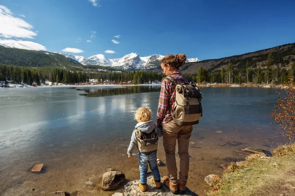 Rodina v Rocky mountains národním parku v Usa — Stock fotografie