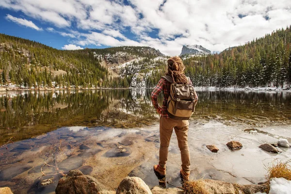 Hiker di Rocky pegunungan Taman Nasional di Amerika Serikat — Stok Foto